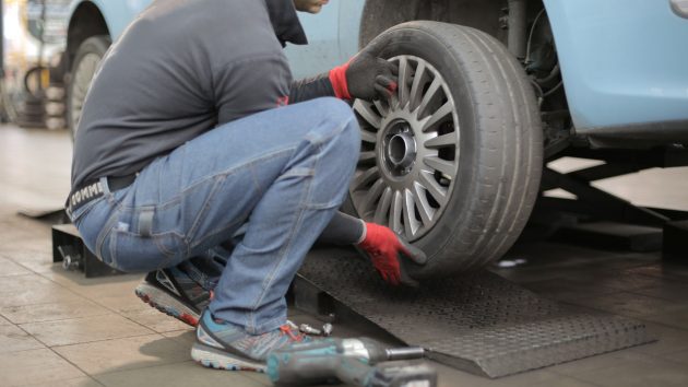 DIY or Professional Auto Mechanic Service Which is Better article image by HP Automotive